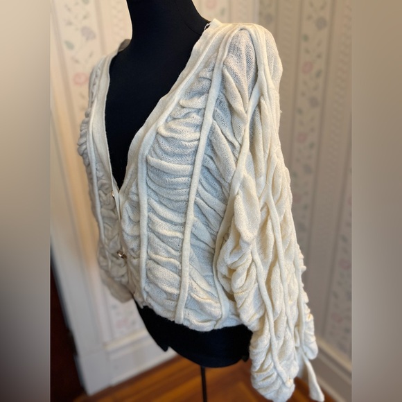 White chunky knit cardigan with buttons. Large flowy sleeves - Picture 4 of 9